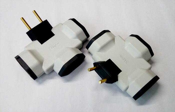 PLUGUE TRES SAIDAS 2P 10A C/5 UN